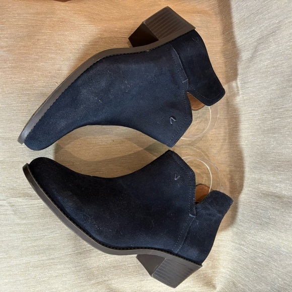 VIONIC Sz 9 Felicity Suede Zipper Closure Almond Toe Stacked Heel Ankle Booties - Picture 4 of 10